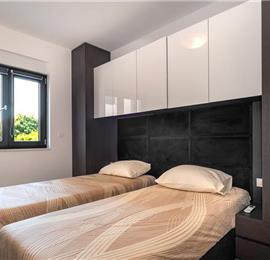 4 Bedroom Villa with Pool near Vodice town, Sibenik Riviera, sleeps 8